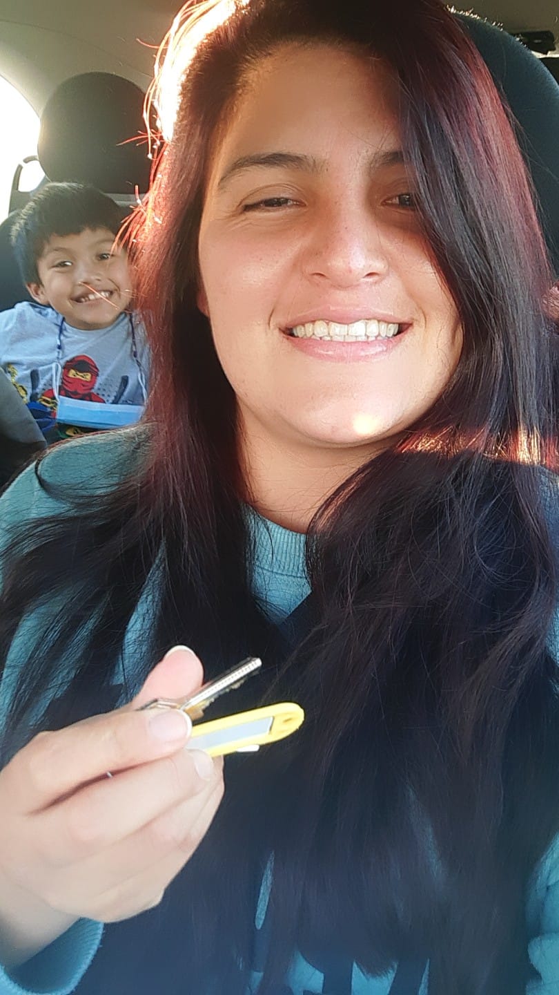 Mujer con niño sonriendo